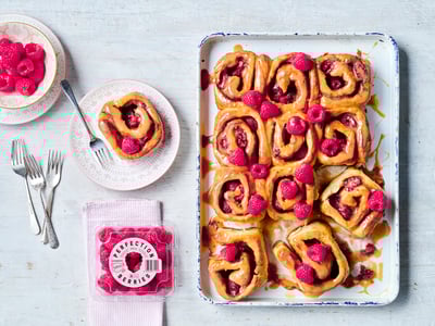 Recipe_LR_Raspberries_Fresh Raspberry scrolls with Caramilk glaze Packaging_2022