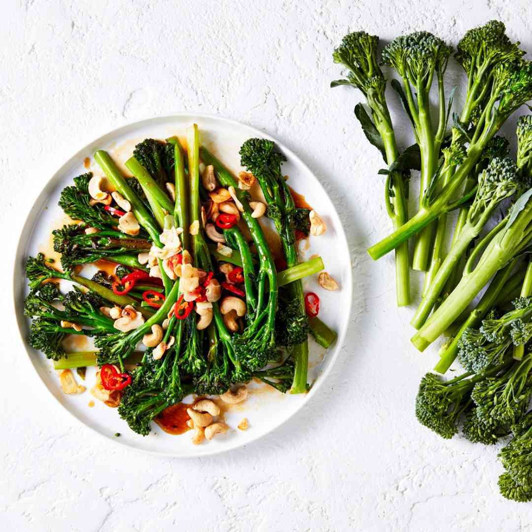 Stir-Fried-Broccolini-with-Garlic-and-Cashews